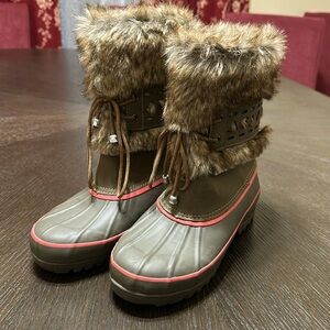 NWOB Khombu Nola Green Faux Fur Trim
Waterproof‎ Winter Snow Boots Women's 7M